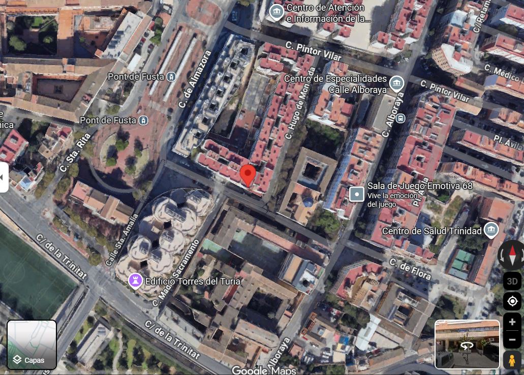 Vista aérea de satélite de bloques de edificios residenciales en la Calle Poeta Bodrìa 4 en Valencia, España.